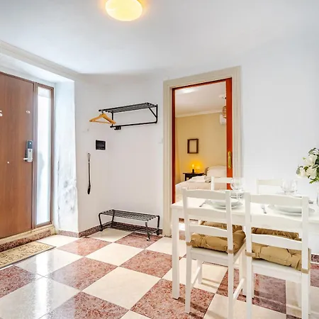 10 Townhouse Central *